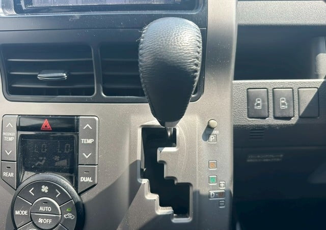 TOYOTA VOXY ZS 2009