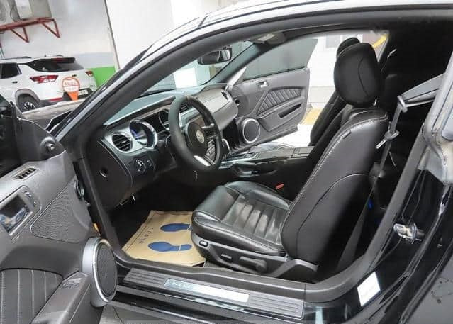 Ford Mustang 2013 automático – Motor 3.7 nafta, color negro