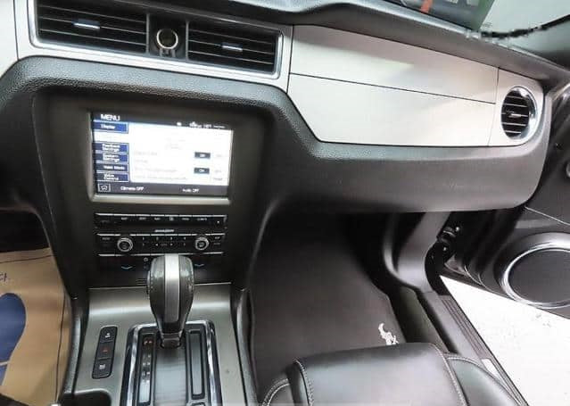 Ford Mustang 2013 automático – Motor 3.7 nafta, color negro