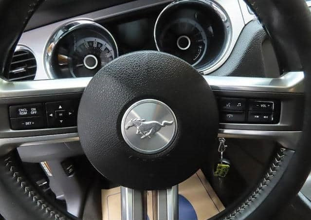 Ford Mustang 2013 automático – Motor 3.7 nafta, color negro