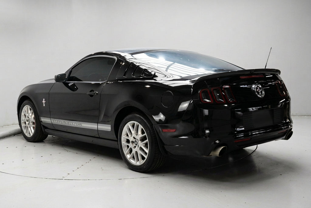 Ford Mustang 2013 automático – Motor 3.7 nafta, color negro
