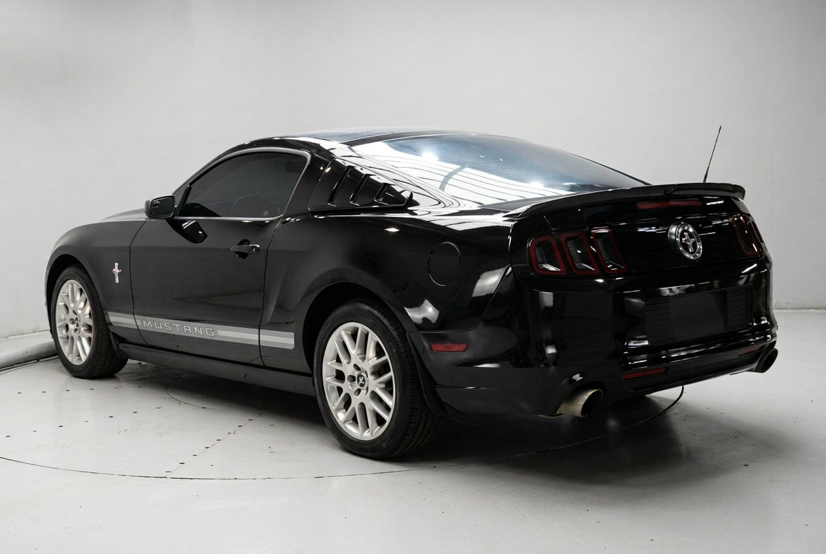 Ford Mustang 2013 automático – Motor 3.7 nafta, color negro