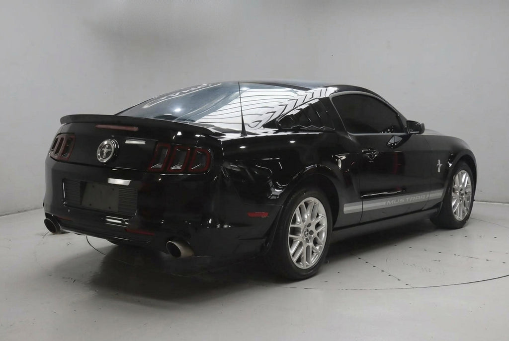 Ford Mustang 2013 automático – Motor 3.7 nafta, color negro