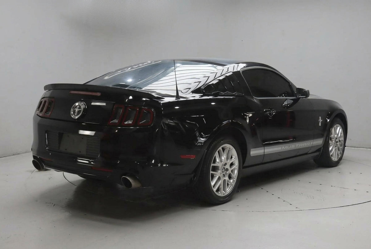 Ford Mustang 2013 automático – Motor 3.7 nafta, color negro