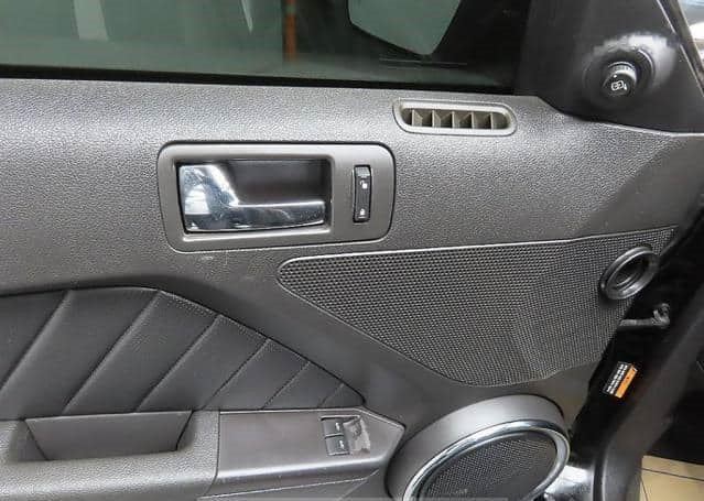 Ford Mustang 2013 automático – Motor 3.7 nafta, color negro