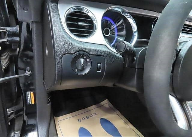 Ford Mustang 2013 automático – Motor 3.7 nafta, color negro