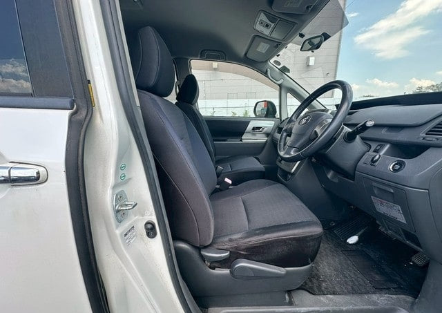 TOYOTA VOXY ZS 2009