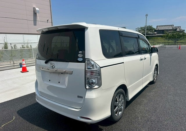 TOYOTA VOXY ZS 2009