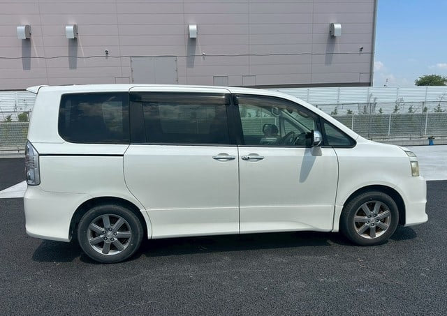 TOYOTA VOXY ZS 2009